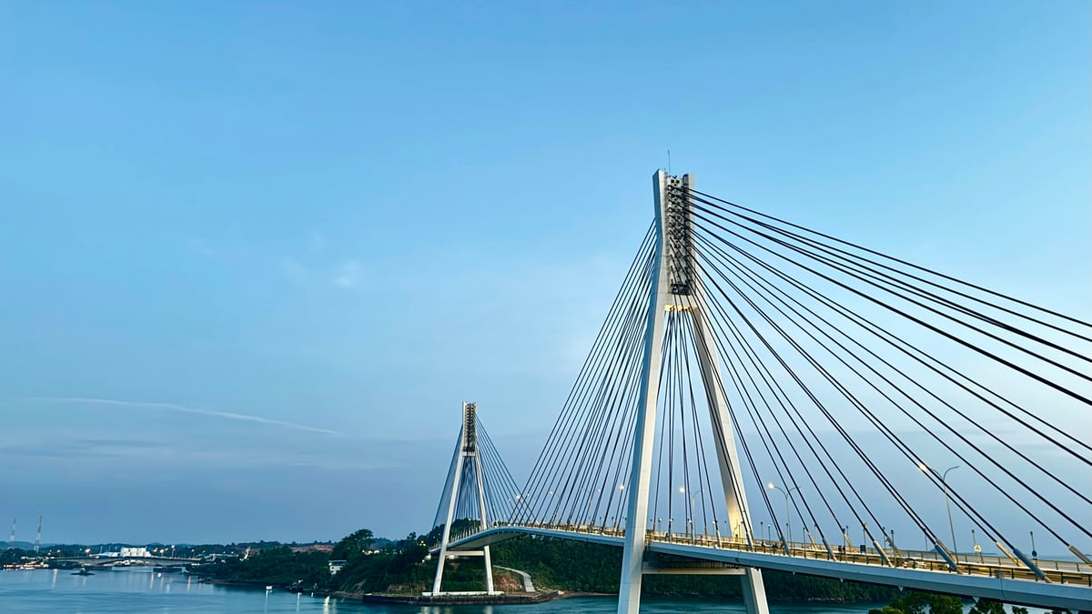 Jembatan kabel yang melintasi laut di Batam di bawah langit biru cerah